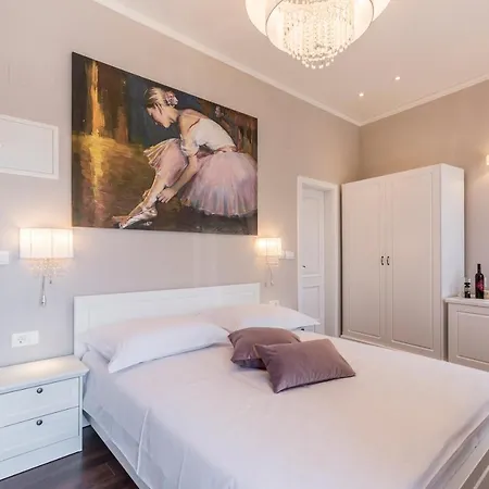 Bed & Breakfast Theatre Of Dreams 4*